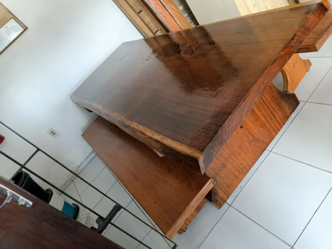 Mesa de prancha com 2 bancos