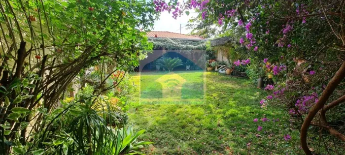 Casa aconchegante em um bairro tranquilo, com 4 dormitorios, area de churrasco com um lind
