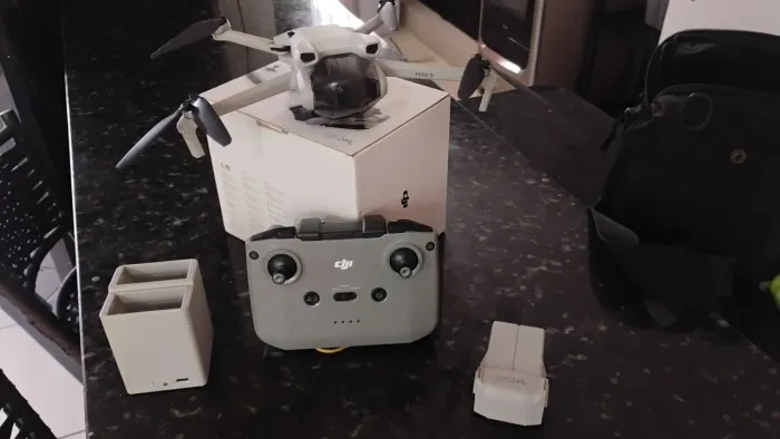 Drone DJI mini 3 stand com 2 baterias e hub carregador 2 baterias