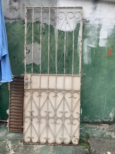 Porta de Ferro com fechadura e aduela de ferro.