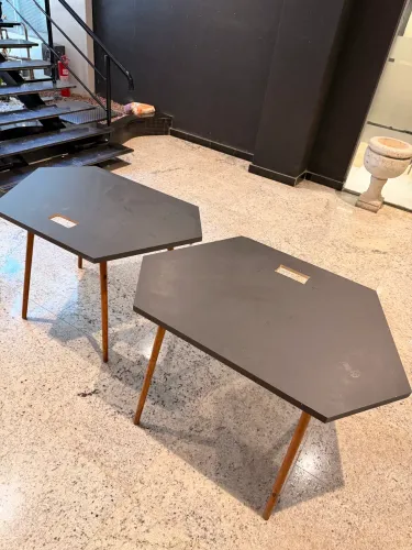 Mesa com acesso para cabos
