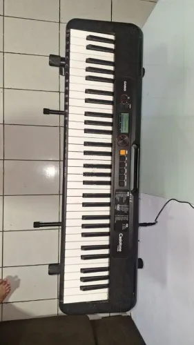 Teclado musical Casio Casiotone CT com suporte