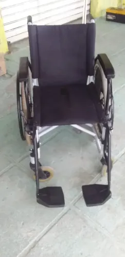 CADEIRA DE RODAS SEMI NOVA