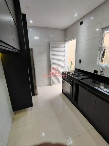 Sobrado com 2 Quartos para Locação no Bairro Maracanã em Praia Grande/SP.