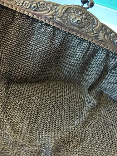 Belíssima bolsa de malha cor prata estilo vintage fina