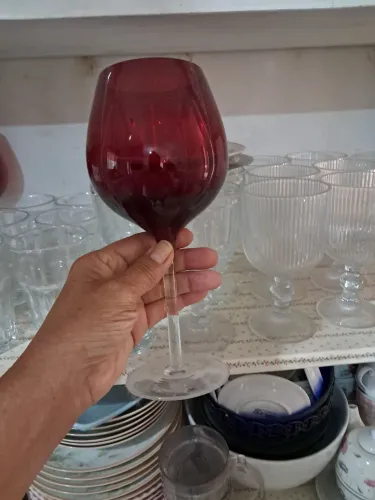 3 taças vermelhas