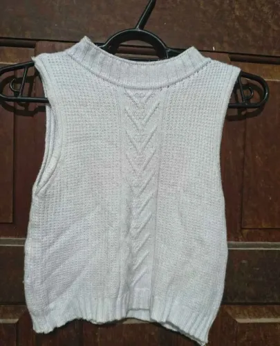 Vendo, blusa branca, tamanho M, 15 reais.