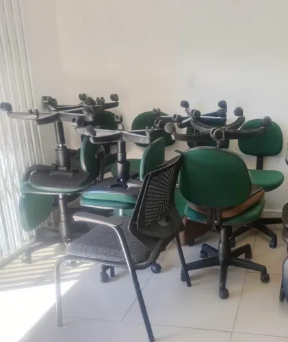 Cadeira de rodas verde escritório