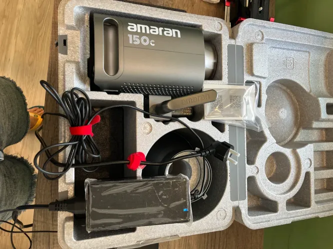 Kit Led Amaran 150c RGB + tripé greika + softbox godox