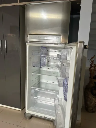 Geladeira Electrolux DF50X Frost Free 430L Inox - Funcionando