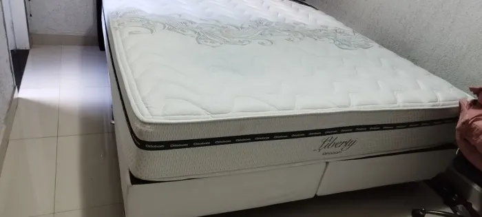 Vendo cama super king 1,98x186 super conservada, usada por uma criança. Vai com cabeceira.