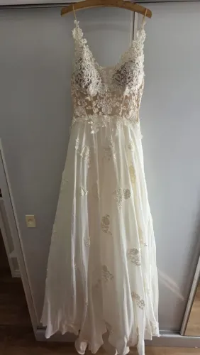 Vestido de noiva decorado<br>Cintura 62cm<br>Frente 1,56m<br>Costas 1,90m<br>R$ 450,00