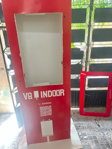 Totem Indoor para TV 32" com Rodinhas (1,90m) - Revisado
