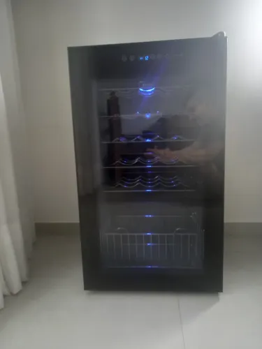 Adega climatizada Magno, Midea 33 garrafas