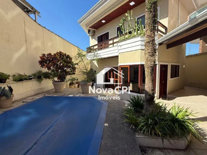 Casa Isolada no Canto do Forte em Praia Grande  4 Suítes, Piscina e Energia Solar