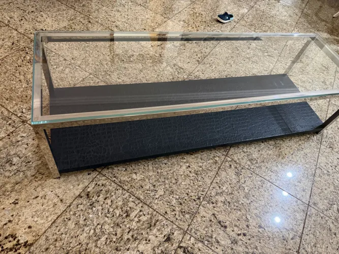 Mesa de Centro Artefacto - Vidro e Aço Inox - 1,35 x 0,42 - Novíssima