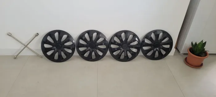 VENDO CHAVE DE RODA UNIVERSAL E JOGO DE CALOTAS ARO 14 PARA WOLKS