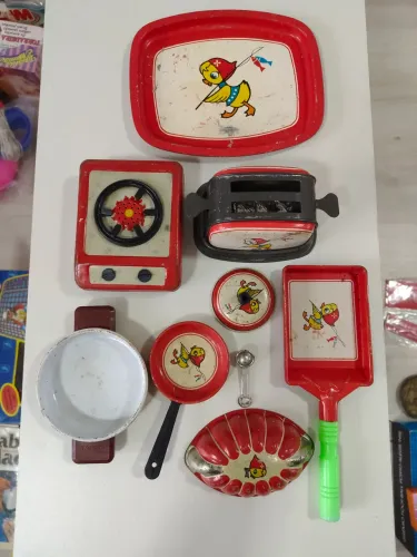 Brinquedos de cozinha de lata antigo
