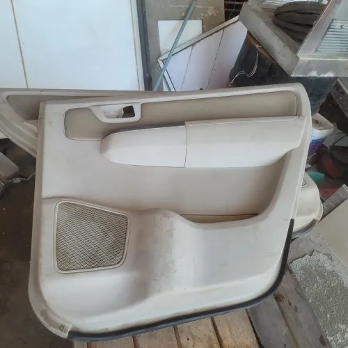 Vende se um forro da porta trazeira da hailux sw 4 lado esquerdo