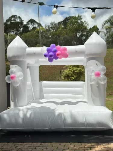 Castelo inflável branco