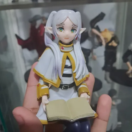 Sousou no Frieren Frieren Sentada Figure para Estante Coleção