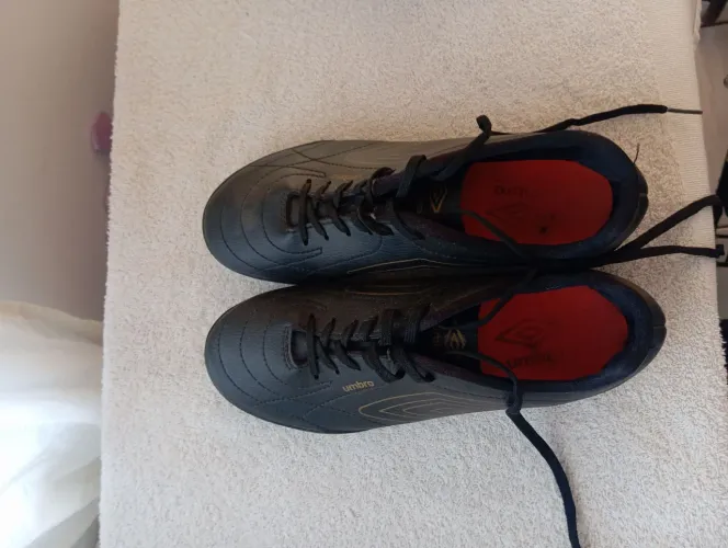 Chuteira umbro preta tamanho 40 society