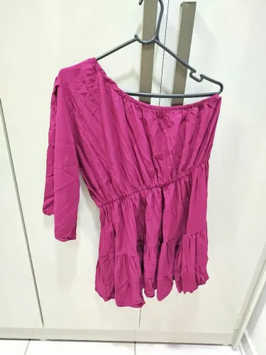 Macaquito verde, vestido rosa e conjunto verde