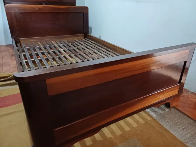 Cama antiga madeira maciça 
