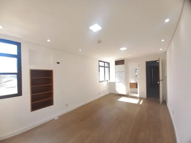Seu Negócio na Região da Luís Góis: Sala Premium com Nichos, Armários e Banheiro Completo