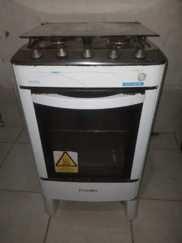 FOGÃO A GÁS 4 BOCAS EM BOM ESTADO DE USO.
