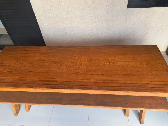Conjunto mesa com bancos mais banquetas