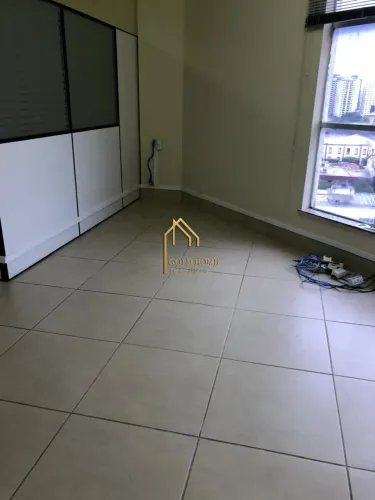 Sala comercial no Work Tower