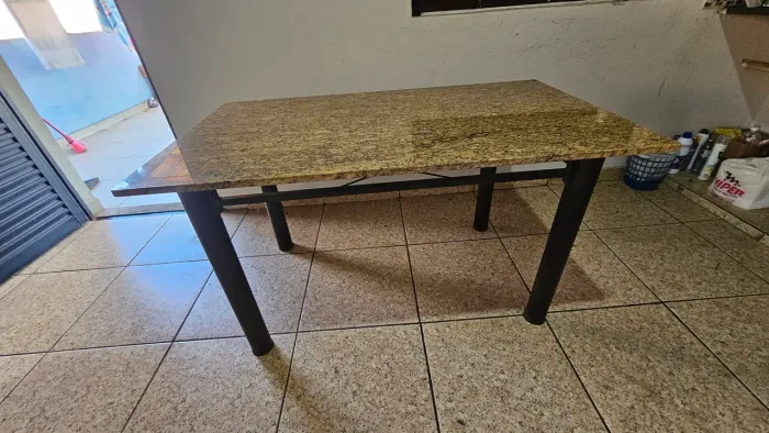 Mesa metálica de mármore seis lugares s/ cadeiras