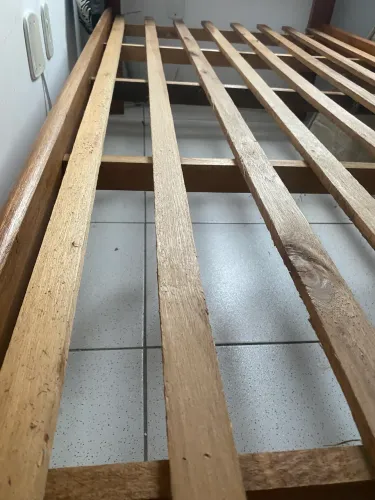 Vendo Duas 2 excelente camas de solteiro madeira excelente?!!