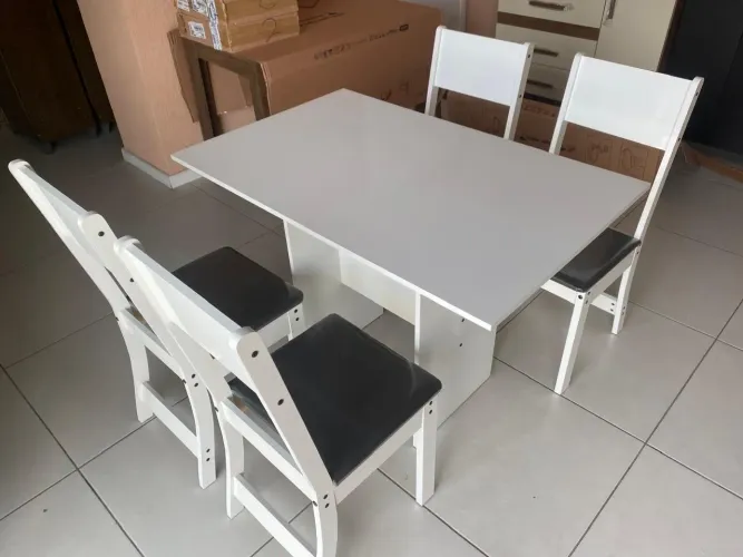 Mesa com 4 cadeiras - entregamos hoje