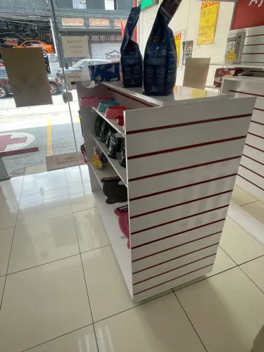 Gôndola móvel loja estante branca com ripado e rodinhas 