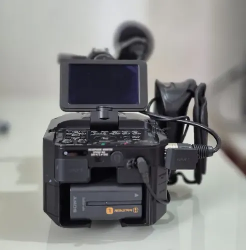 Sony NEX-FS100 - Câmera Profissional Full HD (Corpo + Lente + Carregador