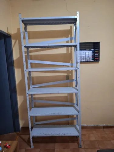 Prateleiras de aço