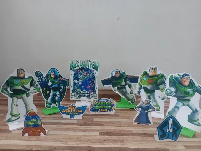 Displays Buzz Lightyear - Kit com 6 peças em 20 cm + 5 mini displays