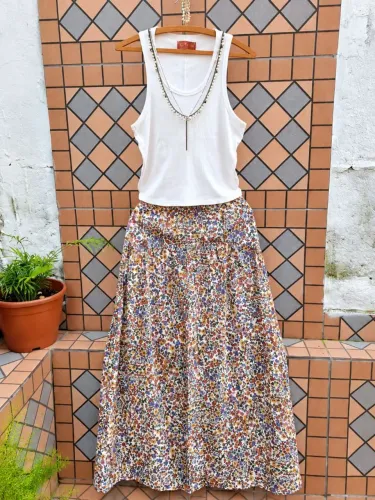 Conjunto saia longa floral e top branco