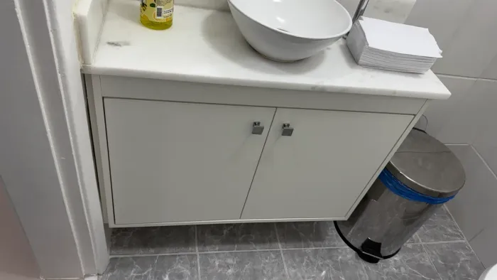 Armário de cozinha com pia modulado de madeira 