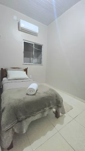 Vendo 1 cama de angelim pedra com colchão de solteiro