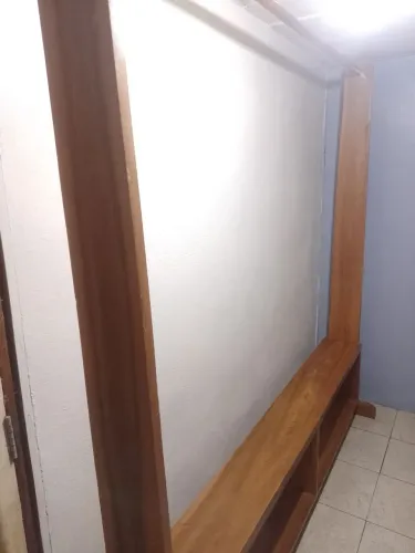 Arara para roupa de madeira de lei