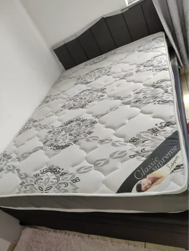 Vendo cama casal com baú + colchão + armário de 3 portas com espelho 