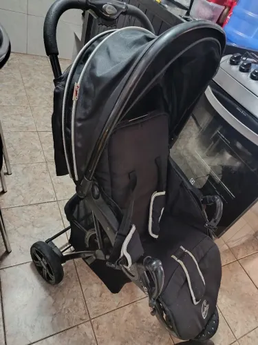 Carrinho de bebê três rodas semino novo , cadeirão , andador 