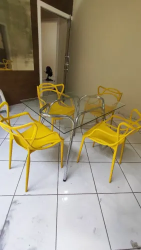 MESA VIDRO COM 4 CADEIRAS AMARELAS