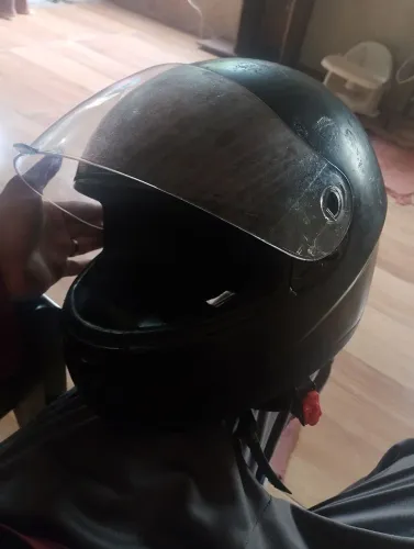 Vende-se esse capacete por 40 reais 