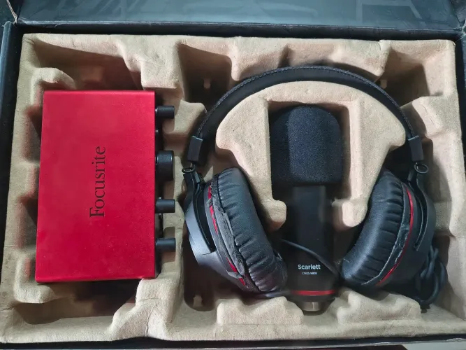 Kit Interface Focusrite Scarlett Solo Studio 4 Geracao Vermelho