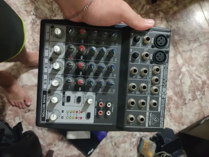 Mesa de som Behringer 802 