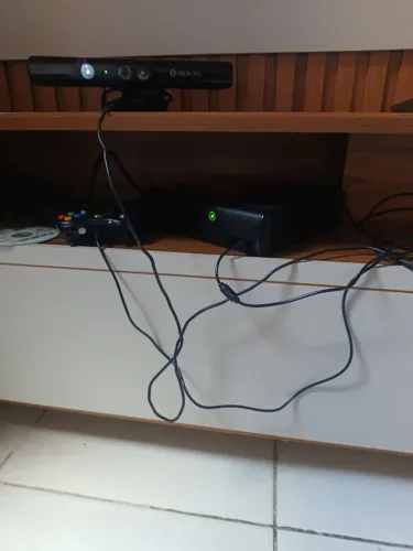 X Box 360 slim um CD original um controle com fio